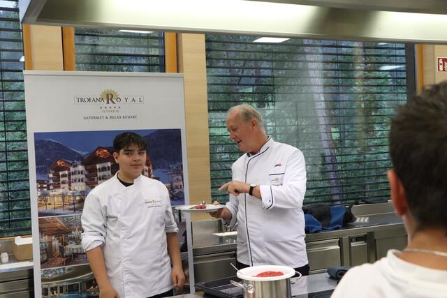 Chefkoch Martin Sieberer kam mit zwei Lehrlingen, die letztes Jahr am ersten Lehrlingstag in der Poly Landeck als Schüler teilnahmen.