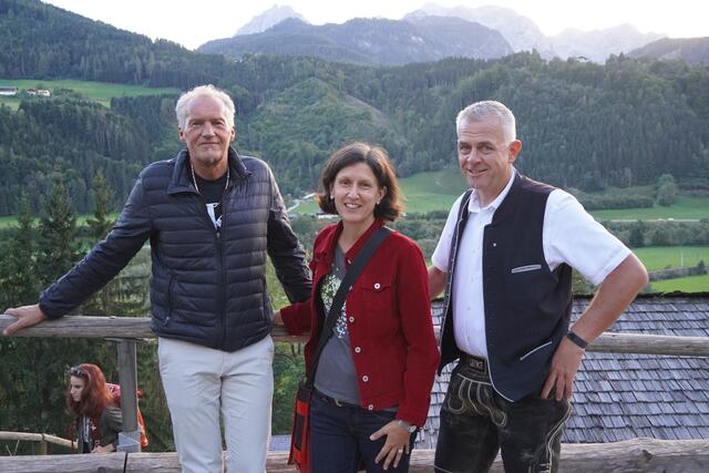 Auch der Direktor der Volksschule Pfarrwerfen, Bernhard Hutter (links) und Bürgermeister Bernhard Weiß ließen sich die Eröffnung nicht entgehen. | Foto: Philipp Scheiber