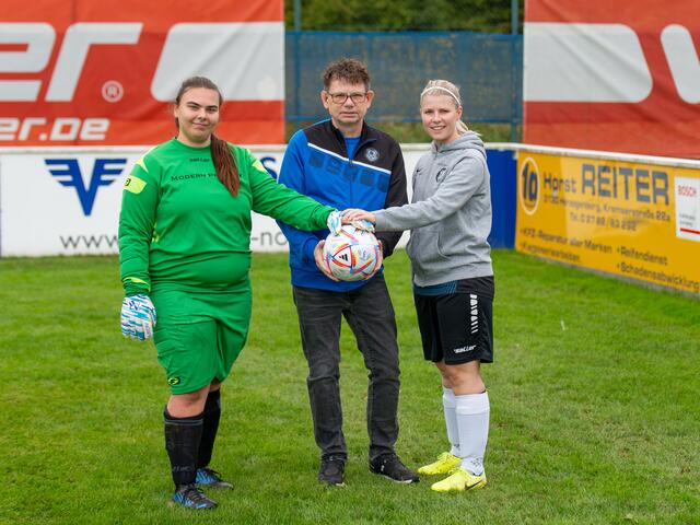 Julia Mrskos (linkes Bild) und Sarah Navratil (rechtes Bild) als Vertreter der Unterstützer. Bildmitte Sportchef Thomas Navratil | Foto: Stefan Pfaller