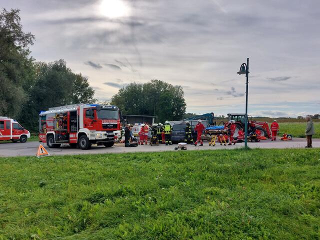 Besten ausgerüstet sind Feuerwehr und Rotes Kreuz auch für schwierige Aufgaben. | Foto: FF Ried/Rmk.
