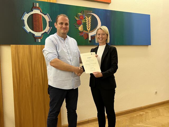 Bezirkshauptfrau Kerstin Raith-Schweighofer überreichte dem neuen Vbgm. sein offizielles Ernennungsdekret. | Foto: KK