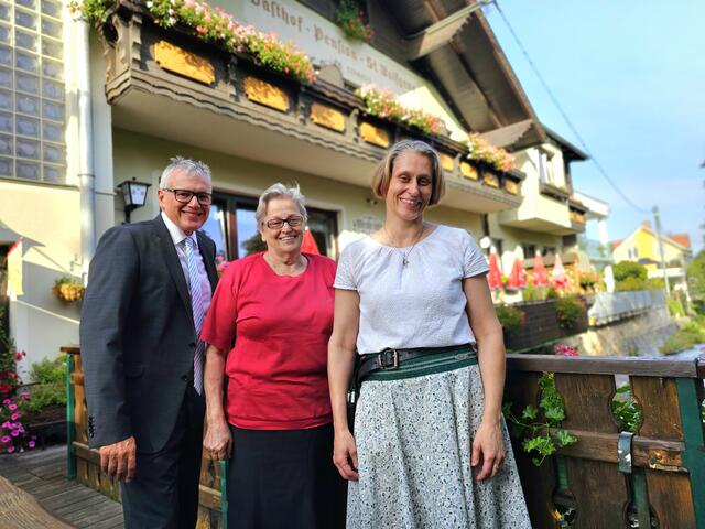 Heidi Pirkopf und ihre Mutter Marianne begrüßen den Teufl in ihrem Gasthof St. Wolfgang in Kirchberg am Wechsel. | Foto: Werner Schrittwieser