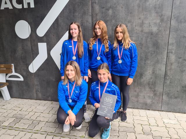 Mit einer tollen sportlichen Leistung sicherte sich die Mannschaft vom ESC Imst mit Denise Leiter, Lara Walch, Fabienne Leiter (stehend), Melanie Leiter und Laura Kaiser (kniend) den Titel als Österreichischer Vizemeister in der Altersklasse U19.  | Foto: ESC Imst Kaiser