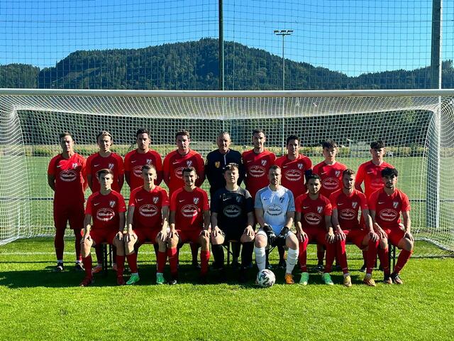 Der Kader des SV Glanegg ist nicht groß genug um die vielen verletzungsbedingten Ausfälle zu kompensieren. Das Saisonziel der Mannschaft rund um Trainer Guido Frank, ein Platz ganz vorne, ist in weite Ferne gerückt.  | Foto: SV Glanegg