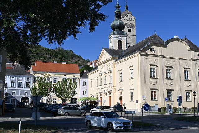 Vorne Rathaus, Kirchtürme der Pfarrkirche und Frauenbergkirche
