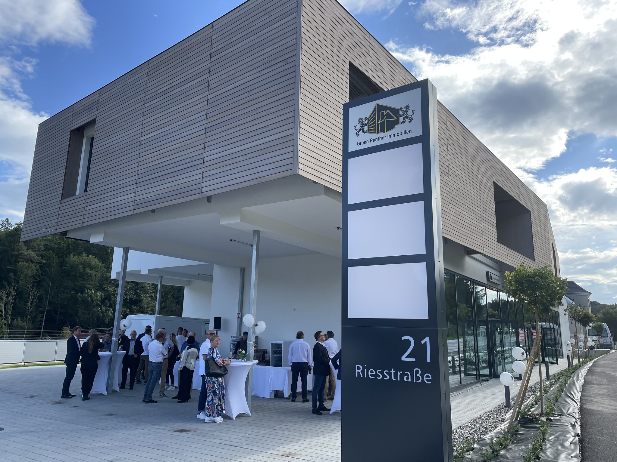 Neue Geschäftslokale in der Riesstraße Eröffnung der IPM Liegenschafts