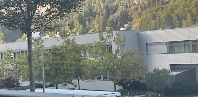 Um "schlankere Strukturen" zu schaffen: Am Hofer-Standort in Weißenbach wird die Verwaltung aufgelöst. | Foto: MeinBezirk.at