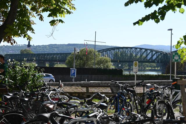 Brücke über die Donau nach Mautern