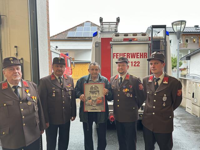Die Feuerwehr Rotenturm gratulierte ihrem jahrzehntelangen Kameraden Franz Oswald zum 90er. | Foto: Feuerwehr Rotenturm