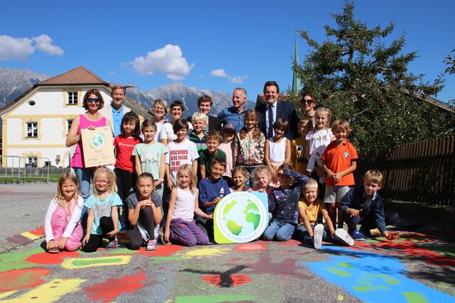 Bei der offiziellen Auszeichnung als Klimabündnisschule zeigten die Kinder stolz ihre "Blühenden Straßen". | Foto: Klimabündnis Tirol