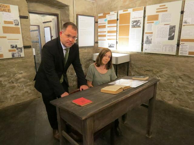 Gedenkstätte Karajangasse: In einem nachgebauten Schulzimmer gehen Direktor Árpád Krämer und Historikerin Renate Prazak ehemaligen jüdischen Schülerinnen und Schülern nach. | Foto: Sabine Krammer