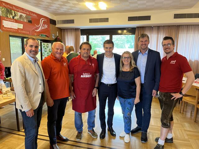 Die SPÖ Landes- und Bezirksspitze ließ s sich nicht nehmen am Parteiheurigen der SPÖ Himberg einige Leckereien zu kosten. V.l.n.r.: Bezirksvorsiteznder des Sozialdemokratischen Gemeindevertreterverbandes Bürgermeister Andreas Hammer (Berg), Bürgermeister Ernst Wendl (Himberg), Fraktonsobmann und Obmann der SPÖ Velm GGR Manfred Mitzl, SPÖ Landeschef Landesrat Sven Hergovich, SPÖ Landesrätin Ulrike Königsberger Ludwig, SPÖ Bezirksvorsitzender Bürgermeister Jürgen Maschl (Schwadorf), Obmann der SPÖ Himberg Vizebürgermeister Richard Payer | Foto: SPÖ Himberg