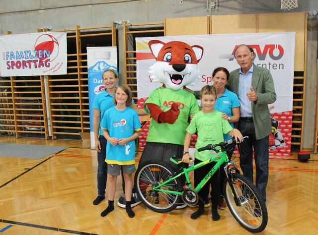 Beste Stimmung beim Familiensporttag in Feldkirchen: Simone Kühn,                             Glücksengerl Elena, ASVÖ-Maskottchen FILU, der Gewinner des verlosten Mountainbikes Simon Isatitsch, Katrin Dorfer und Christoph Schasché (der                         Präsident des ASVÖ Kärnten; von links am Foto) | Foto:  ASVÖ Kärnten