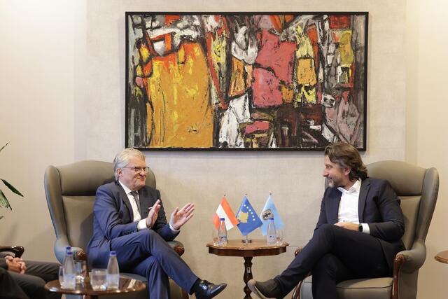 Der Linzer Bürgermeister Klaus Luger im Austausch mit Përparim Rama, dem Bürgermeister von Pristina.  | Foto: Stadt Linz