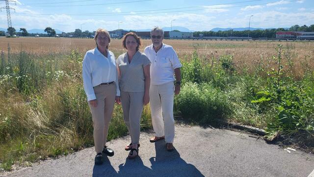 Die Grünen in Stadt und Bezirk zeigen sich vorerst zufrieden über den Sicherheitsausbau. Helga Krismer, Selina Prünster und Herbert Hübl. Im HIntergrund ein Teil der gefährlichen S4-Strecke. | Foto: Grüne