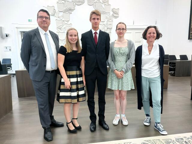 Im Bild v.l. Thomas Mitterecker (Gesellschaft für Salzburger Landeskunde), Laura König (3. Preis Kategorie Geschichte und Landeskunde), Jan Schmidt (1.), Anna Heitzmann (1.), Andrea Dillinger (Sbger. Museen und Sammlungen).  | Foto: Land Salzburg/Stefan Mayer