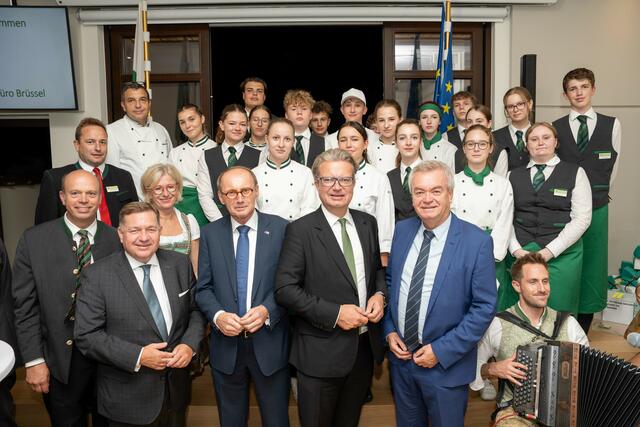 Der Stolz der heimischen Gastro- und Tourismusbranche: Schülerinnen und Schüler der Tourismusschule Bad Gleichenberg zeigten ihr Können beim Empfang des Landes im Steiermark-Büro in Brüssel. | Foto: Land Steiermark