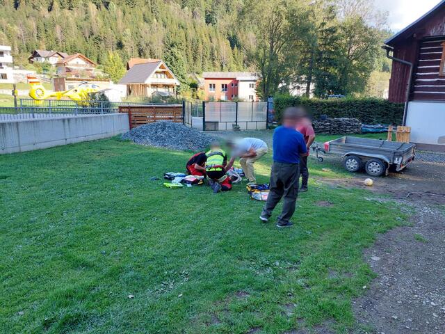 Der schwer verletzte Bub musste vor Ort in den künstlichen Tiefschlaf versetzt werden. | Foto: Notarzthubschrauber Christophorus 11