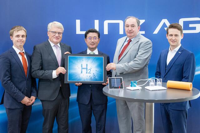 V.l.: Wasserstoff-Projektmanager der Stadt Linz, Dominik Kreil, Bürgermeister Klaus Luger (SPÖ), Gwangyangs Bürgermeister Chung In-hwoa, Linz AG-Generaldirektor Erich Haider und Linz AG-Wasserstoffbeauftragter Dominik Matheisl. | Foto: Linz AG/Bayer
