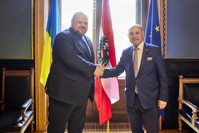 Im Rahmen einer Ukraine-Reise hielt Nationalratspräsident Wolfgang Sobotka (ÖVP) eine Ansprache in der Werchowna Rada, dem ukrainischen Parlament. Darin betonte er Österreichs "bedingungslose und ungebrochene Solidarität hinter der Ukraine". | Foto: Parlamentsdirektion/Thomas Topf