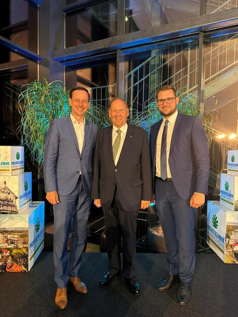 Auch Graz-Umgebungs ÖVP-Bezirksparteiobmann NR Ernst Gödl (l.) und LAbg. Bgm. Matthias Pokorn (r.) gratulierten. | Foto: Christine Kipper