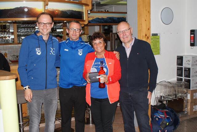 Die Turnierleiter Alexander Jagersberger und Stefan Berger sowie Sektionsobmann Christian Ruhdorfer gratulierten der neuen Vereinsmeisterin Rosi Plank. | Foto: ATV Irdning