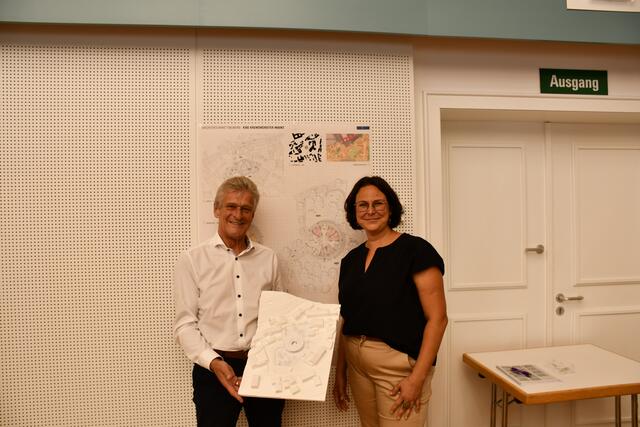 Bürgermeister Gerhard Obernberger und Kindergartenleiterin Tanja König mit dem  Siegerprojekt des Architekturwettbewerbes. | Foto: Gemeinde Kremsmünster