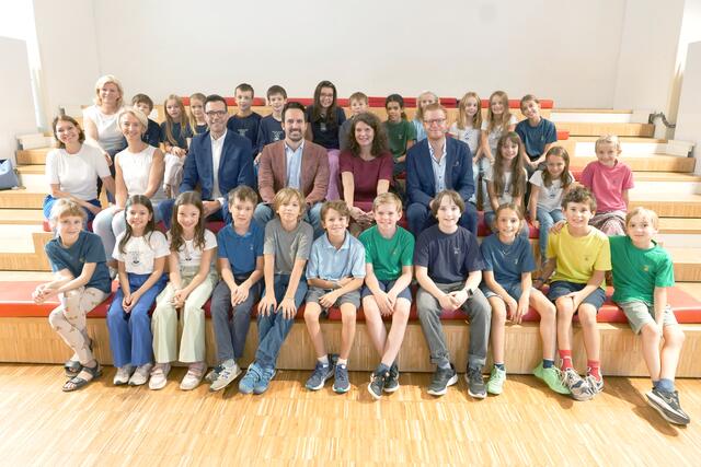 Vizebürgermeister und Bildungsstadtrat Christoph Wiederkehr (Neos, 2.v.l.), Bildungsdirektor Heinrich Himmer (l.), Bezirkszeitung-Chefredakteurin Nikki Gretz-Blanckenstein und öbv-Geschäftsführer Maximilian Schulyok (r.) bei der Präsentation von MeinSchulBezirk. | Foto: RMW/Spitzauer