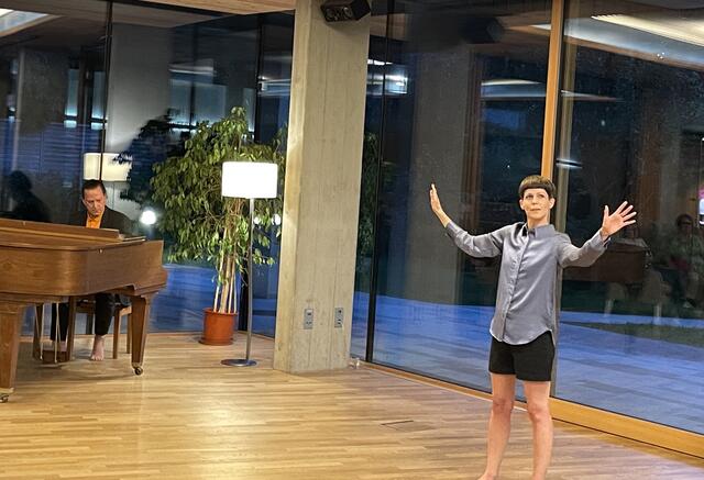 Im Seniorenwohnheim wurde das Stück von Eva Maria Kraft in musikalischer Begleitung von Rupert Huber wiedergegeben. | Foto: Philipp Scheiber