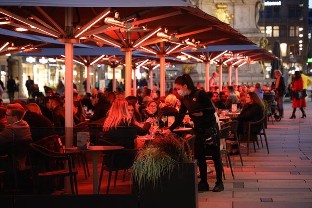 Auf die Schanigarten-Debatte in Wien folgt die Heizschwammerl-Debatte. Kritiker sehen die Geräte als große Energieverschwender, Gastronomen als letzte Notwendigkeit. | Foto: Karl Schöndorfer/picturedesk.com