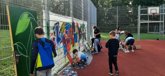 Das schöne Wetter am Schulbeginn nutzte die digi-TNMS-Musikmittelschule Kirchdorf für einen kreativen Graffiti-Workshop. | Foto: digiTNMS-Musikmittelschule Kirchdorf