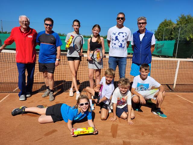 
Stehend von links: Walter Preissl, Mike Rumpeltes, Marie Naschberger, Hannah Eichinger (Vereinsmeisterin), Hannes Eichinger, Franz Müllner (Obmann).
Sitzend: Benjamin Rumpeltes (Vereinsmeister), Felix Leitner, Felix Radlherr, Ben Eichinger (Balljunge). | Foto: UTCK