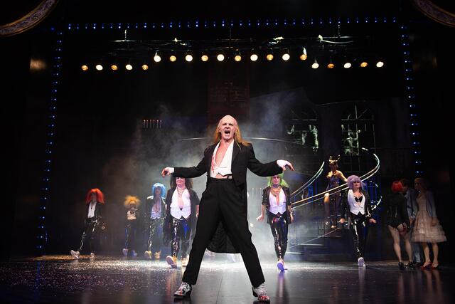 "The Rocky Horror Show" wurde zu Silvester zwei Mal am Salzburger Landestheater gezeigt. Auch Kyle Weimar war hier bei der Videotechnik, Ton und Beleuchtung involviert.  | Foto: Anna-Maria Löffelberger