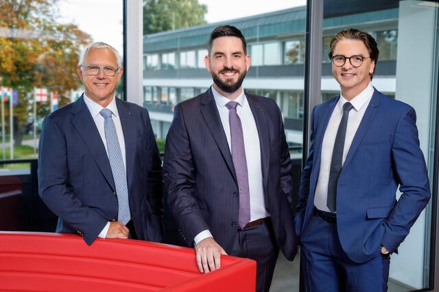 Mit 1. Juli 2024 zieht mit Johannes Alexander Hödlmayr als CEO die dritte Generation beim Mühlviertler Fahrzeuglogistik-Experten in die Geschäftsführung ein. Am Bild mit COO Andreas Sundl (links) und CFO Robert Horvath. | Foto: Hödlmayr/ Hermann Wakolbinger