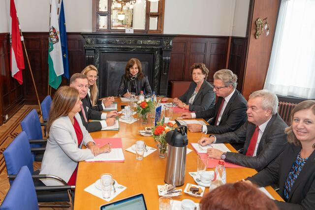 Arbeit mit veränderter Perspektive: Die steirische Landesregierung tagte diese Woche ausnahmsweise im Steiermark-Büro in Brüssel. | Foto: Land Steiermark