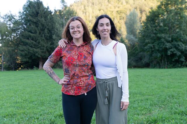 Künstlerin Ronja Fábián mit KEM-Managerin Nina Fábián | Foto: Ronja Fábián 