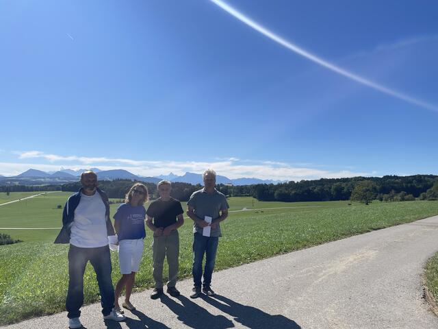 Helmut Nocker, Anna Nocker, Franz Hutticher, Franz Goinger. Mitglieder der Bürgerinitiative "verträglicher Bahntunnel Flachgau" befürworten zwar einen Ausbau des öffentlichen Verkehrs, sind jedoch gegen Maßnahmen, die mehr Schaden als Nutzen bringen.  | Foto: Rosa Besler