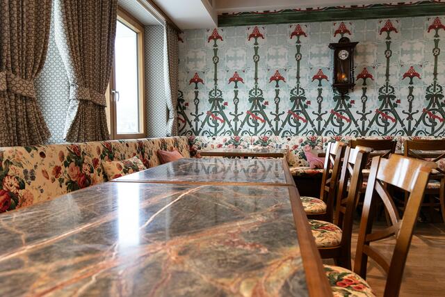 Der "mix and match"-Stil: Edle Tischplatten und blumige Sitzbezüge. | Foto: Kaufmann Gruppe