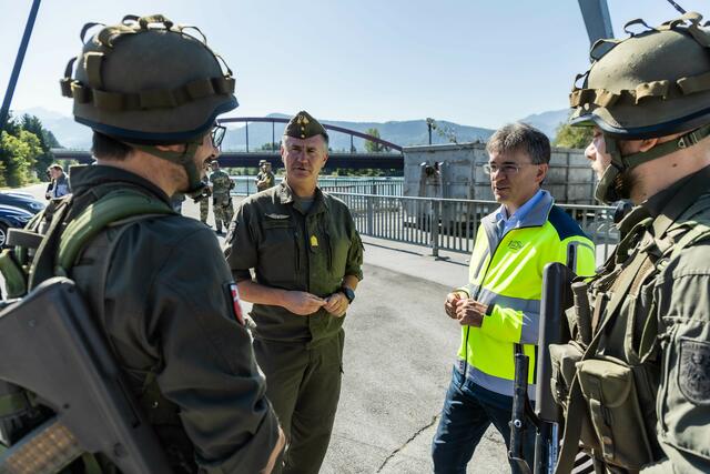 Bundesheerübung Pioniere üben den Ernstfall. Noch bis zum 28. September üben im Großraum Salzburg, vor allem im Tennengau, über 200 Soldaten mit 50 Räderfahrzeugen und zwei Wasserfahrzeugen den Schutz von kritischer Infrastruktur hier beim Kraftwerk Puch Urstein. im Bild: Peter Schinnerl (Militärkommandant Salzburg), Markus Kurcz (Katastrophenreferent Land Salzburg)  | Foto: Land Salzburg/Neumayr/Hofer 26.9.2023