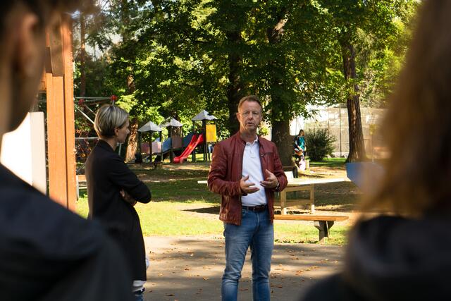 Bürgermeister Mario Abl begrüßte die Jugendlichen im Trofaiacher Stadtpark und stellte ihnen das Radverkehrskonzept sowie die Erfahrungen der Gemeinde vor. | Foto: Verein InterAktion