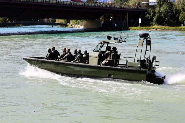 Patrouillenfahrt auf der Salzach. | Foto: Bundesheer, Fotograf: Wolfgang Riedlsperger
