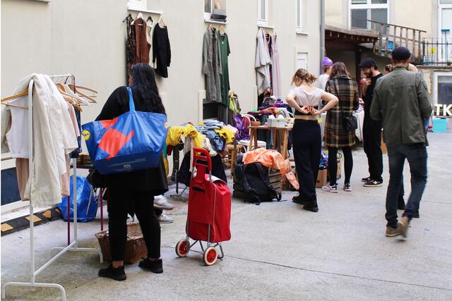 Von Second-Hand-Teile bis zu Selbstgebasteltem: Am 7. Oktober verwandeln sich die Innenhöfe rund um den Wallensteinplatz in einen großen Flohmarkt. | Foto: GB*