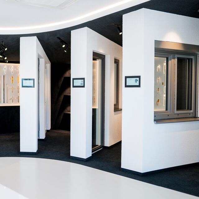 In den Schauräumen von Strussnig lassen sich die unterschiedlichen Fenster- und Türlösungen hautnah erleben.  | Foto: Strussnig