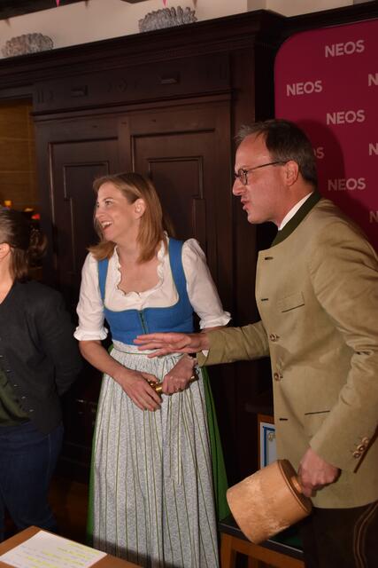 Tiroler Landessprecher Dominik Oberhofer übergab den Bieranstich an die GR Dieter Schirak und Kevin Ladstätter. | Foto: Kendlbacher