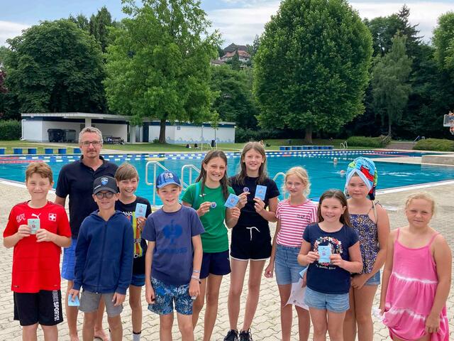 Stolz präsentieren die teilnehmenden Kinder ihre Schwimmscheine. | Foto: Pro Kematen