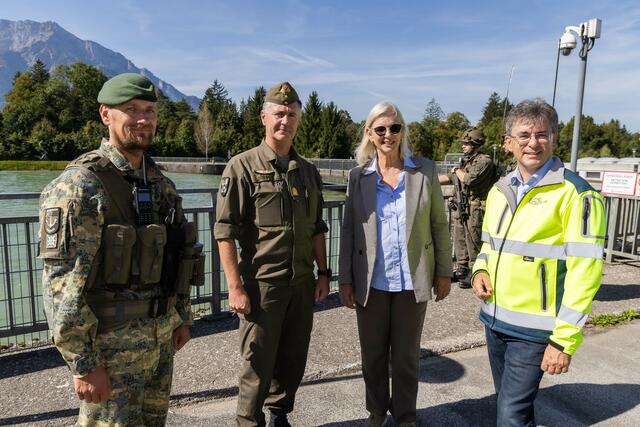 Bundesheerübung Pioniere üben den Ernstfall. Noch bis zum 28. September üben im Großraum Salzburg, vor allem im Tennengau, über 200 Soldaten mit 50 Räderfahrzeugen und zwei Wasserfahrzeugen den Schutz von kritischer Infrastruktur hier beim Kraftwerk Puch Urstein. im Bild: Obstlt. Klaus Rosenkranz (Kdt. PiB2), Peter Schinnerl (Militärkommandant Salzburg), Markus Kurcz (Katastrophenreferent Land Salzburg), Bezirkshauptfrau Karin Gföllner | Foto:  Foto: Land Salzburg/Neumayr/Hofer