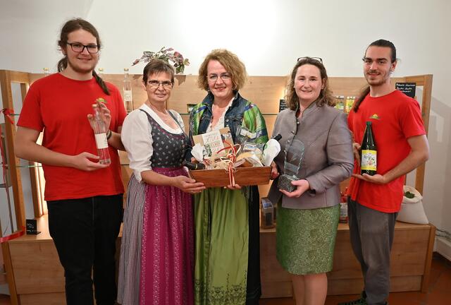 Schüler Josias Wunderli, Direktorin Maria Edlinger, Bildungs-Landesrätin Christiane Teschl-Hofmeister, Direktorin Michaela Bauer-Windischhofer und Schüler Fabian Herzog (v.l.) | Foto: Jürgen Mück