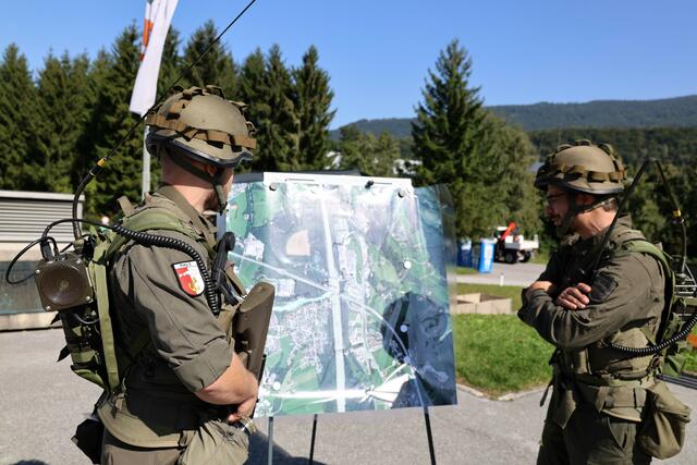 Lagebeurteilung. | Foto: Bundesheer, Fotograf: Wolfgang Riedlsperger)