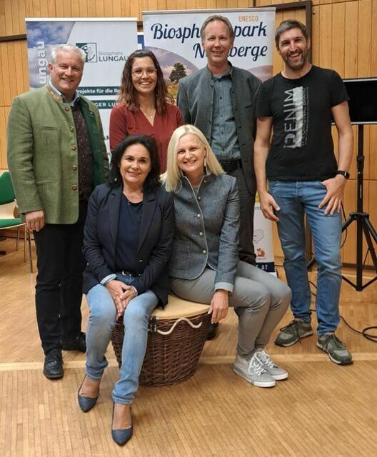 Im Bild von links: vorne: Christine Sitter, MBA (GF LEADER Nockregion-Oberkärnten), Mag. Petra Lüftenegger (GF LEADER Biosphäre Lungau);
hinten links: Ing. Dietmar Rossmann (Biosphärenparkmanagement Kärntner Nockberge); Julia Bogensperger (Rehkitzrettung Lungau); MMag. Othmar Purkrabek (Biosphärenparkmanagement Salzburger Lungau) und Michael Doppler (Rehkitzrettung Lungau) | Foto: Biosphärenpark Kärntner Nockberge