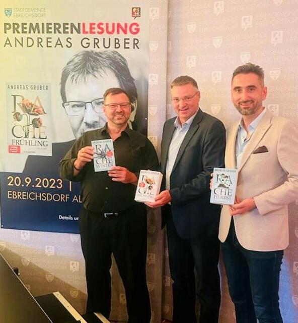 Andreas Gruber, LAbg. Bürgermeister Wolfgang Kocevar und STR Salih Derinyol mit Büchern der "Rache"-Serie | Foto: Stadtgemeinde Ebreichsdorf